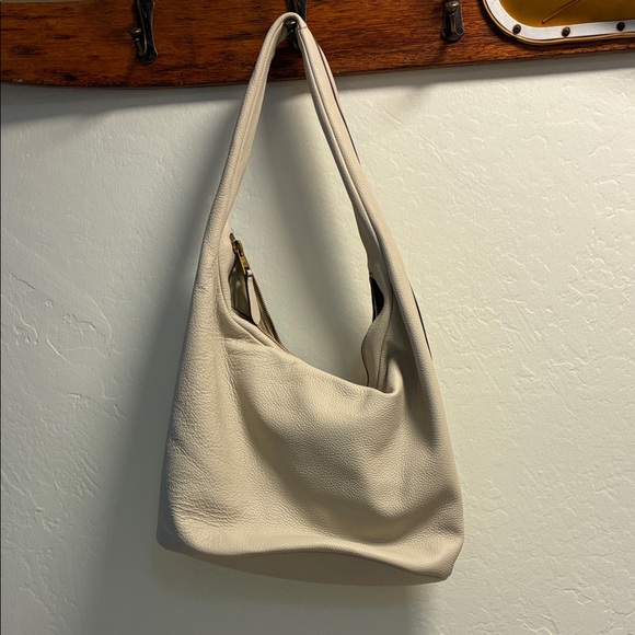Banana Republic Handbags - NWOT Banana Republic Cream Pebbled Hobo Shoulder Bag